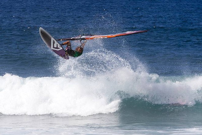 Klaas Voget smacks the lip - PWA Cabo Verde day 3 ©  John Carter / PWA http://www.pwaworldtour.com